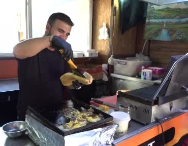 Diyarbakır'da 65 dereceyi bulan sıcaklıkta tost hazırlığı