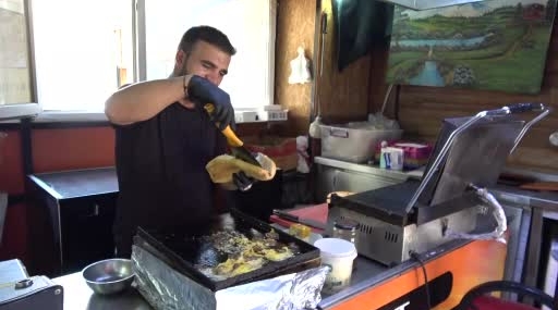 Diyarbakır'da 65 dereceyi bulan sıcaklıkta tost hazırlığı