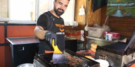 Diyarbakır'da Tostçular Sıcaklarla Mücadele Ediyor