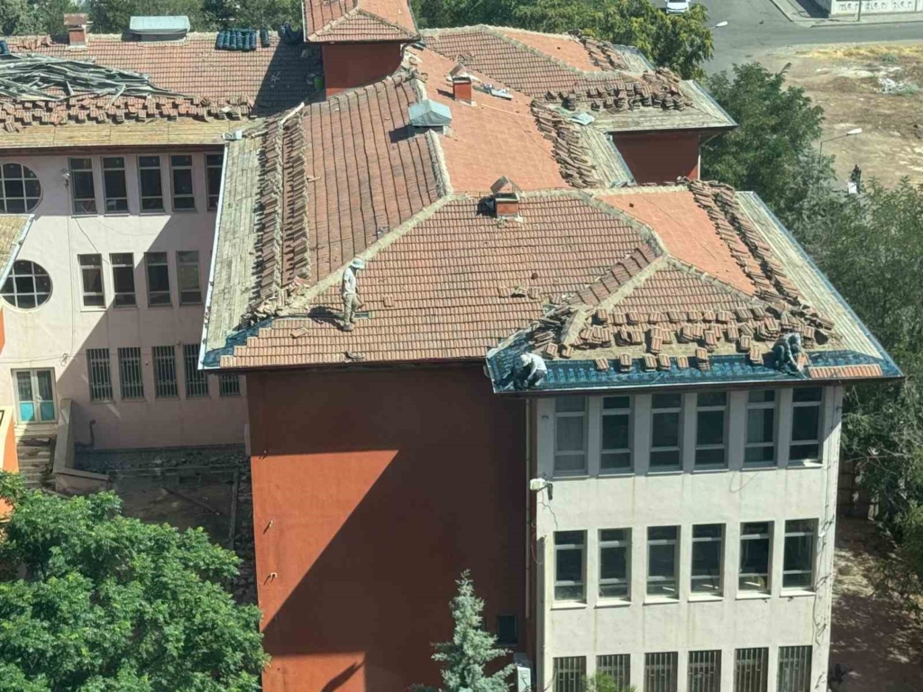 Diyarbakır'da işçiler güvenlik önlemi almadan çatı onarımı yaptı