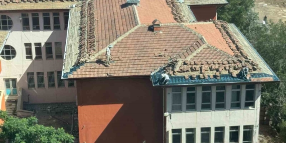Diyarbakır'da işçiler güvenlik önlemi almadan çatı onarımı yaptı