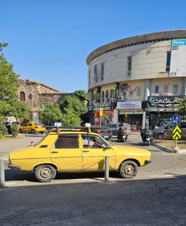 Diyarbakır'da park halindeki araç yandı