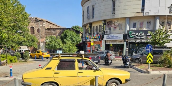Diyarbakır'da park halindeki araç yandı