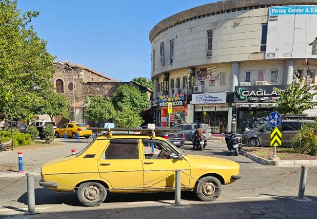 Diyarbakır'da park halindeki araç yandı