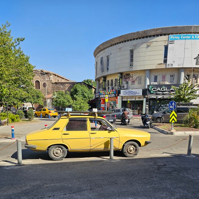 Diyarbakır'da park halindeki araç yandı