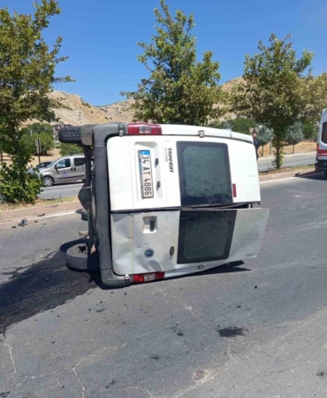 Diyarbakır'da trafik kazasında iki kişi yaralandı