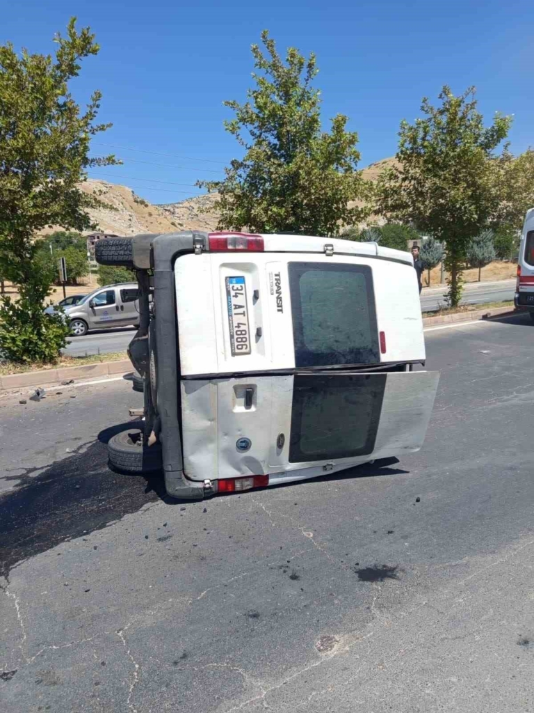 Diyarbakır'da trafik kazasında iki kişi yaralandı