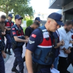 DOLANDIRICILAR, KURYELERİNİ SOSYAL MEDYADAN VERİLEN 'GÜNLÜK DOLGUN ÜCRETLİ' İŞ İLANLARIYLA BULMUŞ YAŞLI KADINI 4,5 MİLYON LİRA DOLANDIRAN SUÇ ŞEBEKESİ, JASAT'IN 5 İLDE DÜZENLEDİĞİ EŞZAMANLI OPERASYONLARLA ÇÖKERTİLDİ