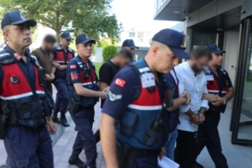 DOLANDIRICILAR, KURYELERİNİ SOSYAL MEDYADAN VERİLEN 'GÜNLÜK DOLGUN ÜCRETLİ' İŞ İLANLARIYLA BULMUŞ YAŞLI KADINI 4,5 MİLYON LİRA DOLANDIRAN SUÇ ŞEBEKESİ, JASAT'IN 5 İLDE DÜZENLEDİĞİ EŞZAMANLI OPERASYONLARLA ÇÖKERTİLDİ