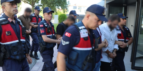 DOLANDIRICILAR, KURYELERİNİ SOSYAL MEDYADAN VERİLEN 'GÜNLÜK DOLGUN ÜCRETLİ' İŞ İLANLARIYLA BULMUŞ YAŞLI KADINI 4,5 MİLYON LİRA DOLANDIRAN SUÇ ŞEBEKESİ, JASAT'IN 5 İLDE DÜZENLEDİĞİ EŞZAMANLI OPERASYONLARLA ÇÖKERTİLDİ
