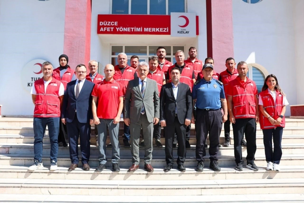 Düzce Valisi Makas, Kızılay Afet Merkezini Ziyaret Etti