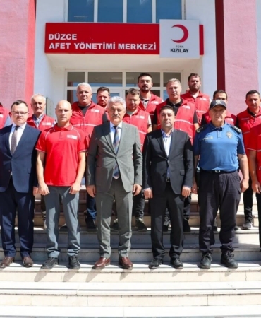 Düzce Valisi Makas, Kızılay Afet Merkezini Ziyaret Etti