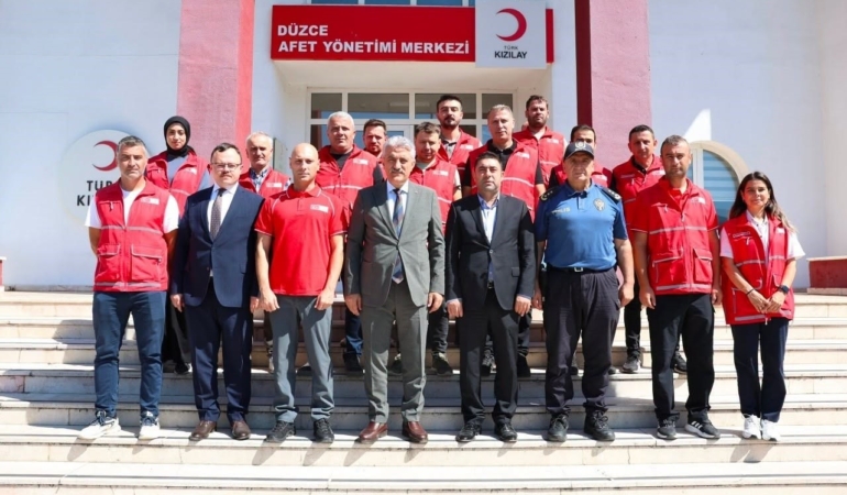 Düzce Valisi Makas, Kızılay Afet Merkezini Ziyaret Etti