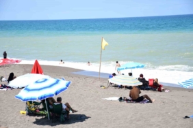 Düzce'de Sıcak Hava Kaçışı: Akçakoca Plajları Dolu