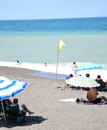 Düzce'de Sıcak Hava Kaçışı: Akçakoca Plajları Dolu