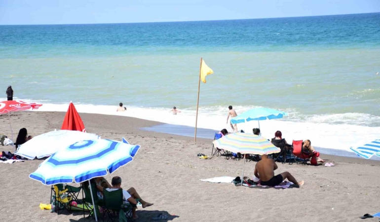 Düzce'de Sıcak Hava Kaçışı: Akçakoca Plajları Dolu