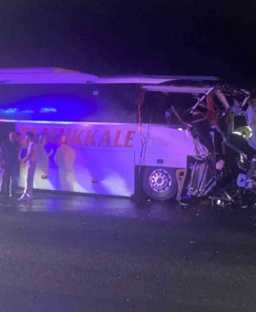 Düzce'de otobüs ve çekici çarpıştı, 9 kişi yaralandı