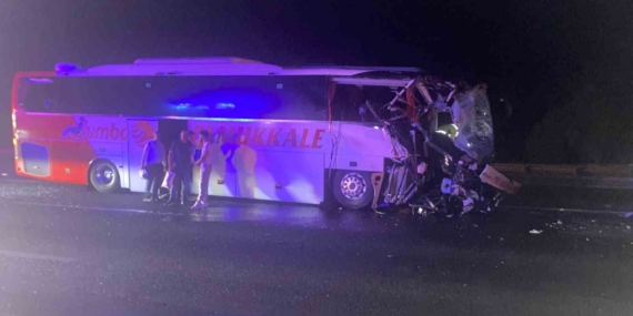 Düzce'de otobüs ve çekici çarpıştı, 9 kişi yaralandı