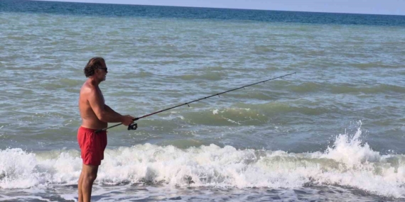 Düzce'de tatilciler dalgalı deniz nedeniyle olta balıkçılığına yöneldi
