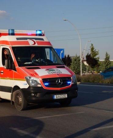 Düzce'de tırın altında kalan otomobilin sürücüsü hayatını kaybetti