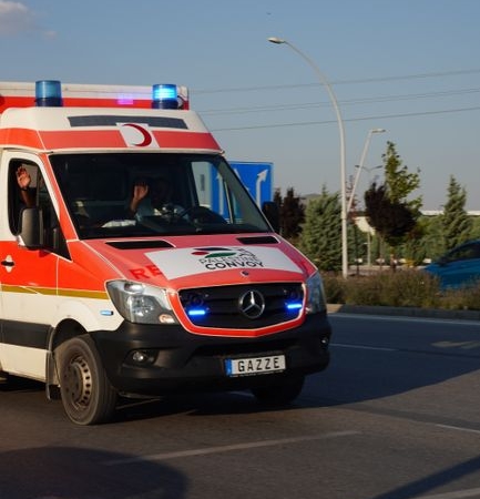 Düzce'de tırın altında kalan otomobilin sürücüsü hayatını kaybetti