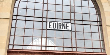 Edirne'de devrilen tır, tonlarca üzümü yola saçtı