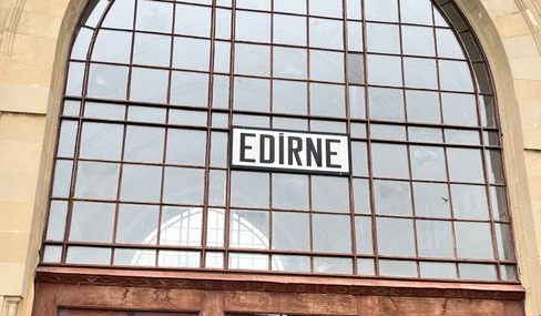 Edirne'de devrilen tır, tonlarca üzümü yola saçtı