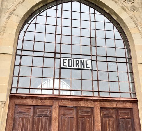 Edirne'de devrilen tır, tonlarca üzümü yola saçtı