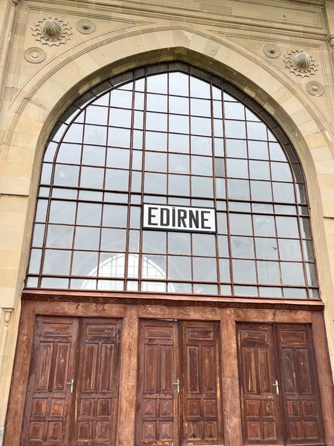 Edirne'de devrilen tır, tonlarca üzümü yola saçtı