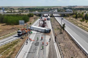 Edirne'de meyve yüklü tır devrildi, Avrupa Otoyolu kapandı
