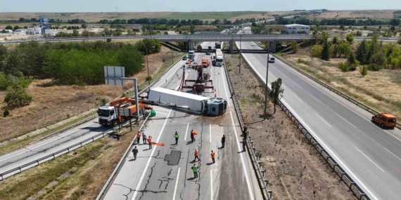 Edirne'de meyve yüklü tır devrildi, Avrupa Otoyolu kapandı
