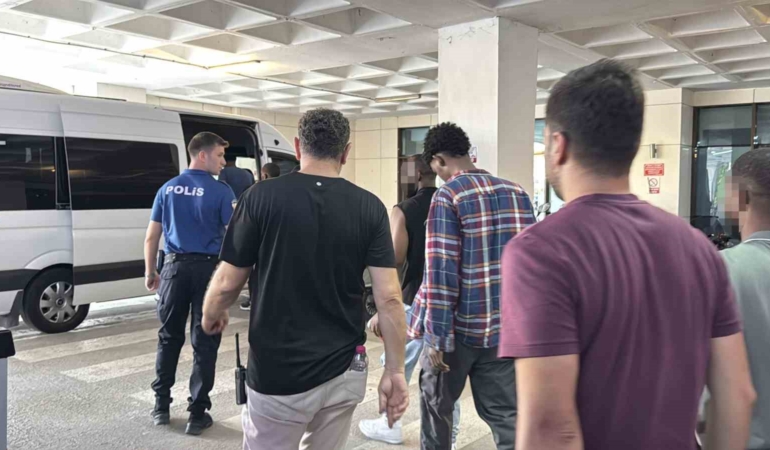 Edirne'de minibüste 19 kaçak göçmen yakalandı