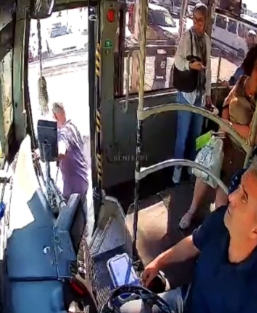 Edirne'de minibüste fenalaşan yolcu hastaneye yetiştirildi