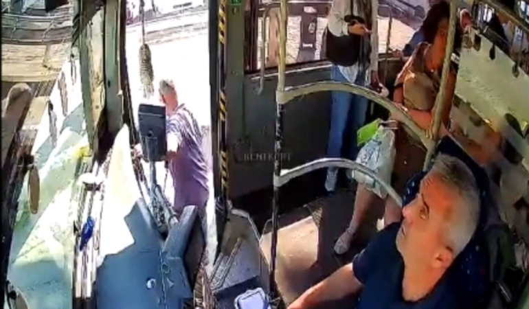 Edirne'de minibüste fenalaşan yolcu hastaneye yetiştirildi