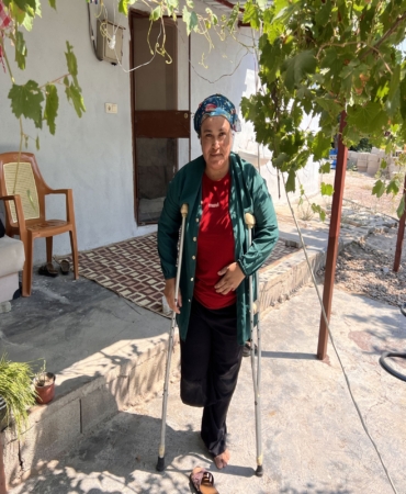 EKMEK PARASINI KAZANDIĞI ESNADA BACAĞINI ÇIRÇIR MAKİNESİNE KAPTIRAN EMİNE, SÜRÜNEREK GEÇİRDİĞİ YILLARINA SON VERMEK İSTİYOR