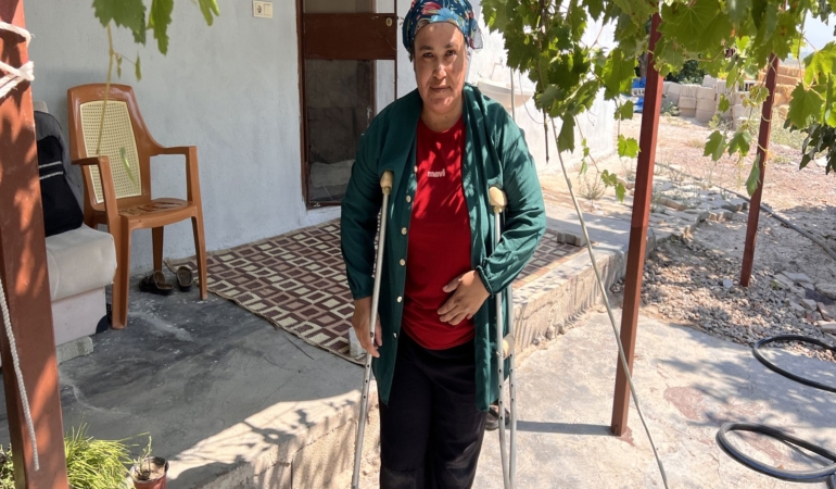 EKMEK PARASINI KAZANDIĞI ESNADA BACAĞINI ÇIRÇIR MAKİNESİNE KAPTIRAN EMİNE, SÜRÜNEREK GEÇİRDİĞİ YILLARINA SON VERMEK İSTİYOR