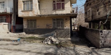 Elazığ'da 5 katlı bina tek hamlede yıkıldı