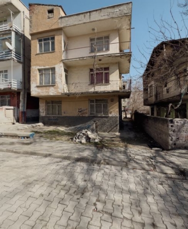 Elazığ'da 5 katlı bina tek hamlede yıkıldı
