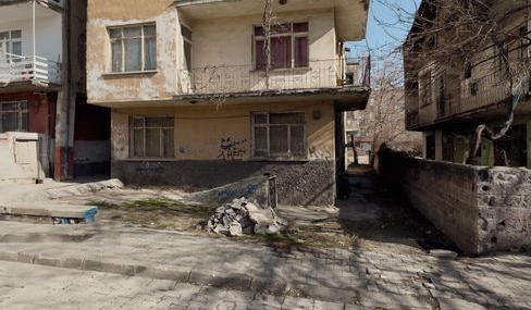 Elazığ'da 5 katlı bina tek hamlede yıkıldı