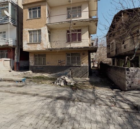 Elazığ'da 5 katlı bina tek hamlede yıkıldı