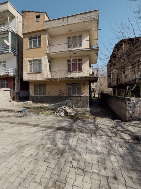Elazığ'da 5 katlı bina tek hamlede yıkıldı
