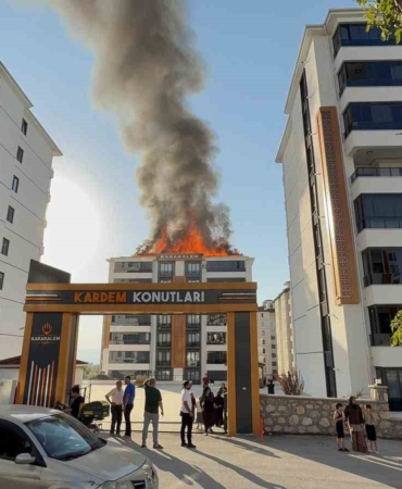 Elazığ'da apartman çatısında yangın çıktı