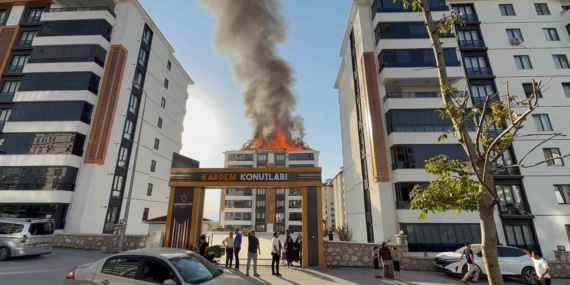 Elazığ'da apartman çatısında yangın çıktı