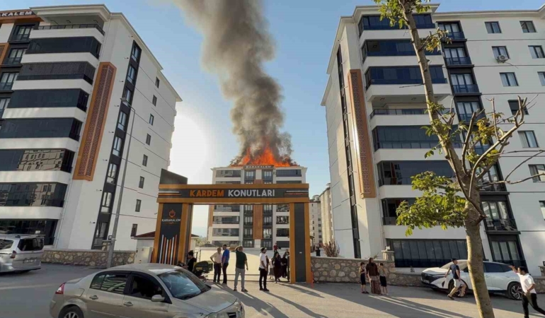 Elazığ'da apartman çatısında yangın çıktı