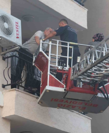 Elazığ'da bodrum katında çıkan yangında 12 kişi dumandan etkilendi