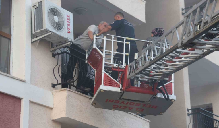Elazığ'da bodrum katında çıkan yangında 12 kişi dumandan etkilendi