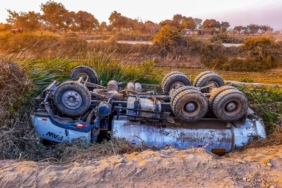 Elazığ'da freni boşalan kamyon devrildi, facia önlendi