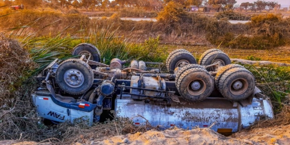 Elazığ'da freni boşalan kamyon devrildi, facia önlendi