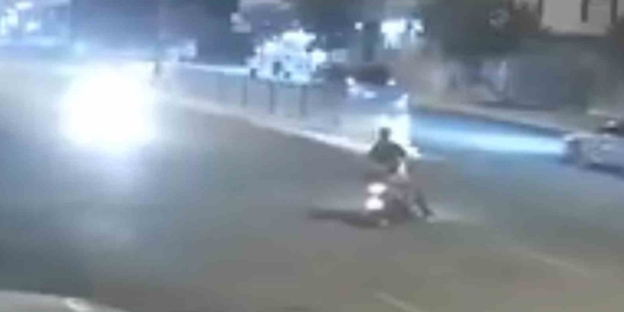 Elazığ'da motosiklet kazası güvenlik kameralarına yansıdı