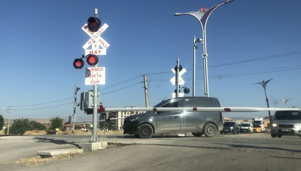 Elazığ'da tren yolunda tehlikeli anlar kaydedildi